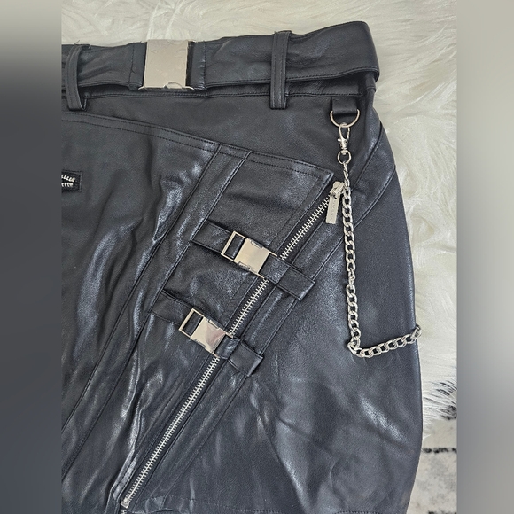 Maniere De Voir Black Leather Mini Skirt with Buckle and Chain - Picture 4 of 17